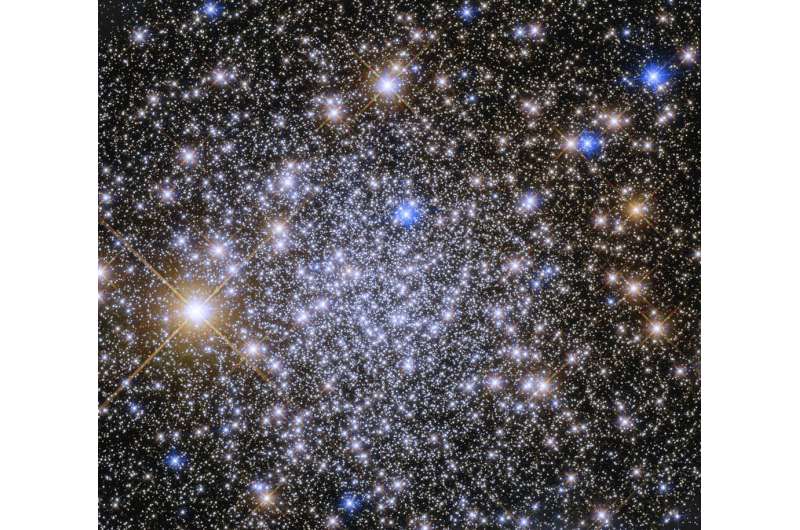 Hubble Glimpses a Glittering Gathering of Stars