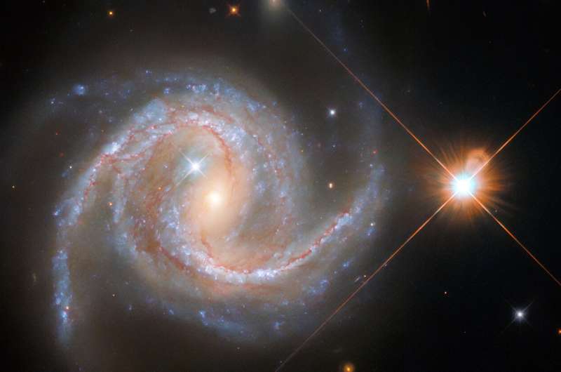 Hubble espía una majestuosa galaxia espiral