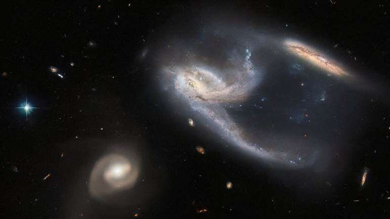 Hubble spots a starship-shaped galactic pair