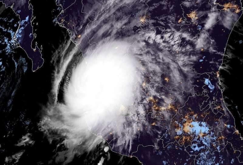 Ураган Рослин был понижен до 3-й категории до того, как обрушился на побережье Тихого океана в Мексике.