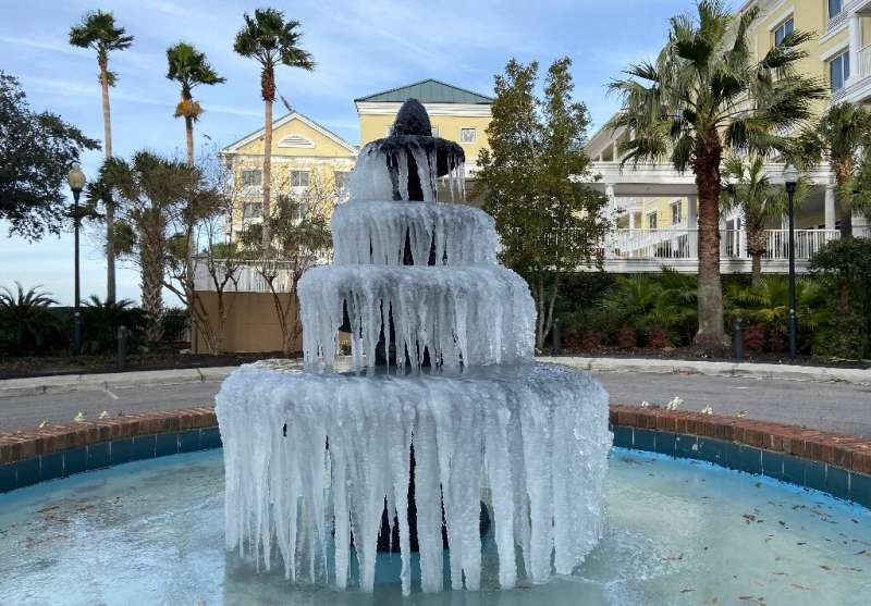 Лед украшает фонтан в Чарльстоне, Южная Каролина, 24 декабря 2022 года, когда смертоносный зимний шторм накрыл большую часть Соединенных Штатов.