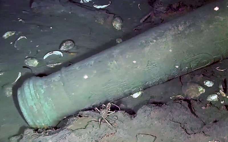 In the wreckage of the San Jose, cannons are also visible