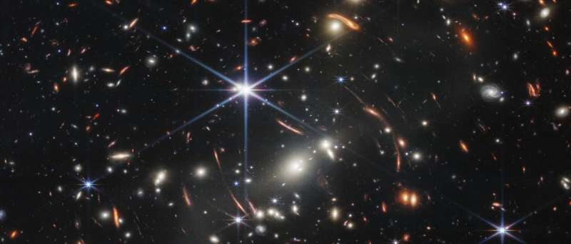 Телескоп Джеймса Уэбба дает беспрецедентное изображение призрачного света в скоплениях галактик.