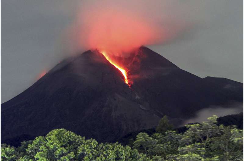 تتدفق الحمم البركانية مع استمرار اندلاع جبل ميرابي في إندونيسيا