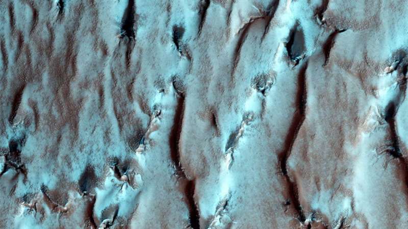 Layering, not liquid: Astronomers explain Mars' watery reflections