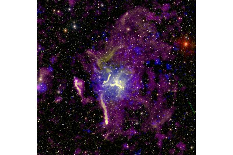LOFAR antennas unveil giant glow of radio emission surrounding cluster of galaxies