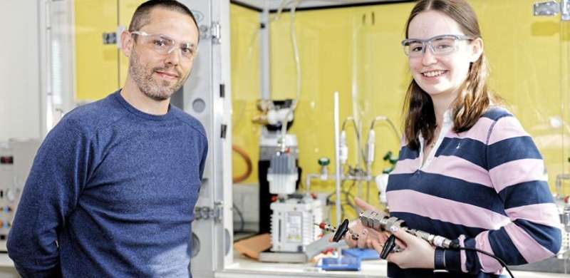 Low-cost, battery-like device absorbs CO2 emissions while it charges
