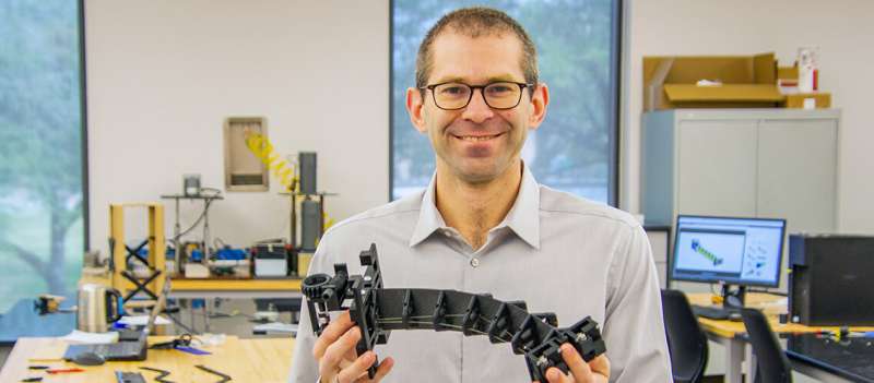 Gilbert, professeur de génie mécanique à la LSU, conçoit un robot «doux» pour la NASA