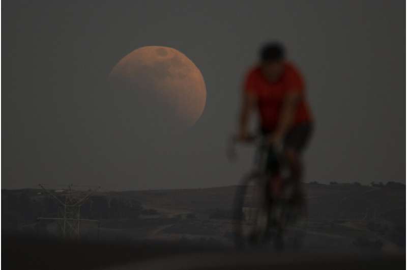 Lunar eclipse thrills stargazers in the Americas