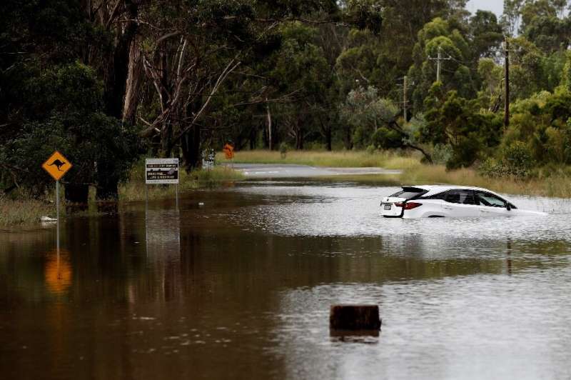 Kai kuriose vietovėse į vakarus nuo Sidnėjaus palei Hawkesbury upę vis dar vyksta dideli potvyniai