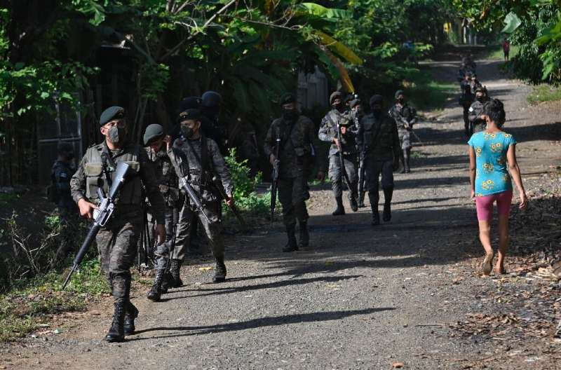 عناصر من الجيش الغواتيمالي يقومون بدورية في بلدية إل إيستور في شمال شرق البلاد ، في أكتوبر 2021 ، عقب الاحتجاجات AGA