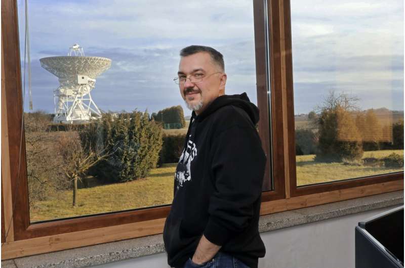 Mysterious source of fast radio bursts