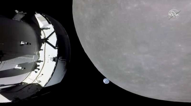 NASA capsule buzzes moon, last big step before lunar orbit