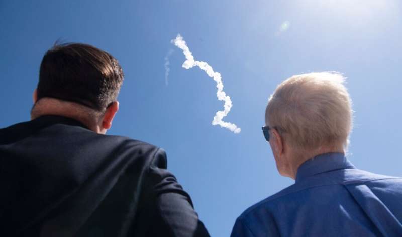 NASA-plaatsvervangend stafchef Bill Dalton, links, en NASA-beheerder Bill Nelson kijken naar de lancering van een SpaceX Falcon 9 California-raket.