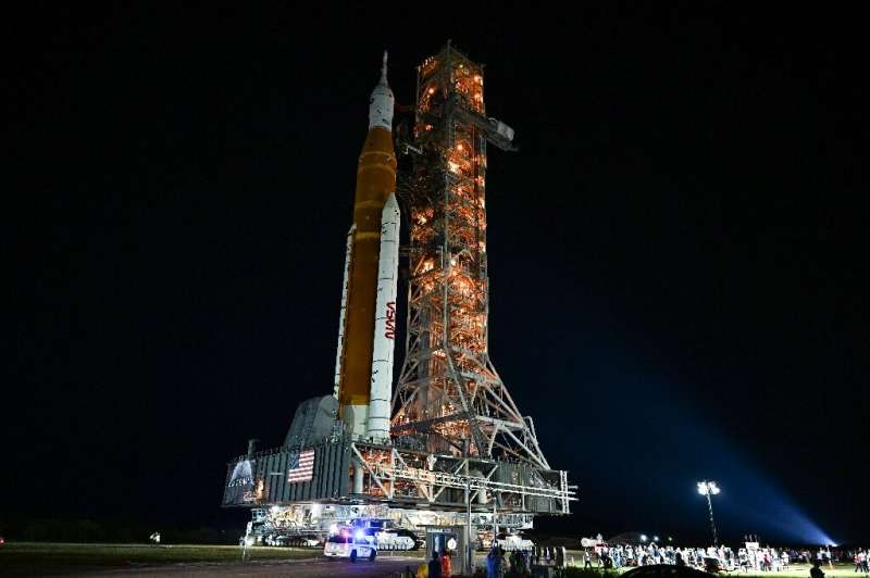 จรวด Artemis 1 Moon ของนาซ่าเปิดตัวสู่ Launch Pad 39B Complex ที่ Kennedy Space Center ใน Cape Canaveral รัฐฟลอริดา