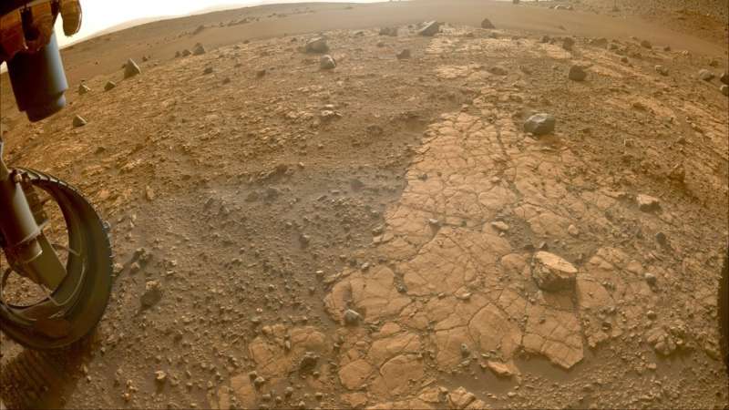 El rover Perseverance de la NASA está buscando el lecho rocoso del Curiosity de Marte