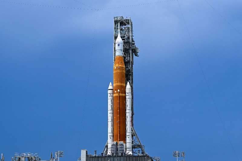 Roket SLS NASA terlihat pada 26 Agustus 2022 di Kennedy Space Center di Florida