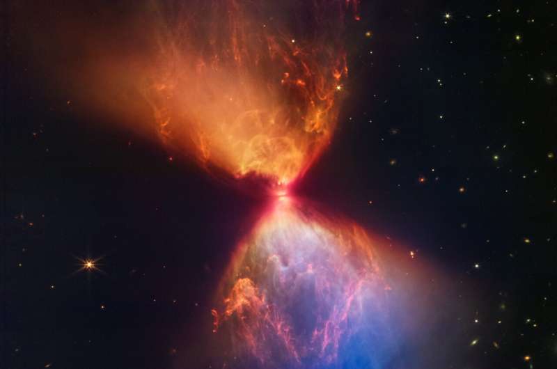 Webb de la NASA atrapa un reloj de arena en llamas mientras se forman nuevas estrellas