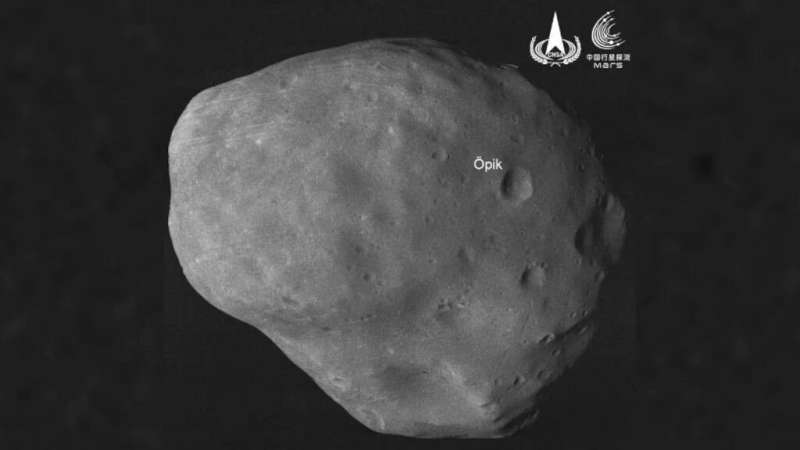 New pics of Phobos from China's Tianwen-1 orbiter