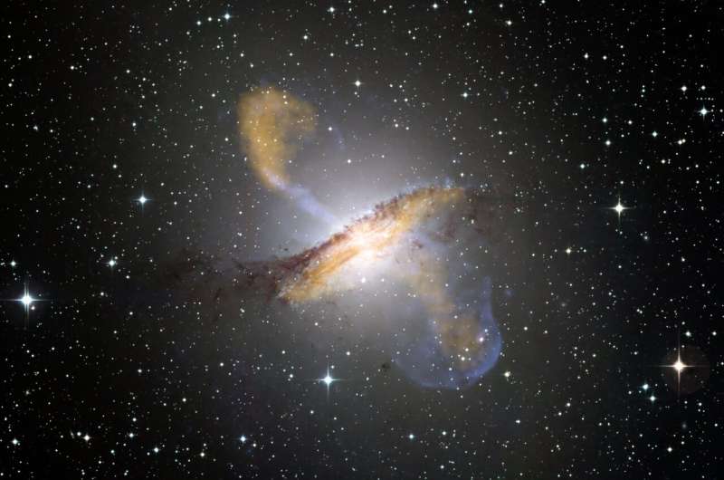 Галактика Центавр А або NGC 5128 у якій досліджувалися кулясті скупчення