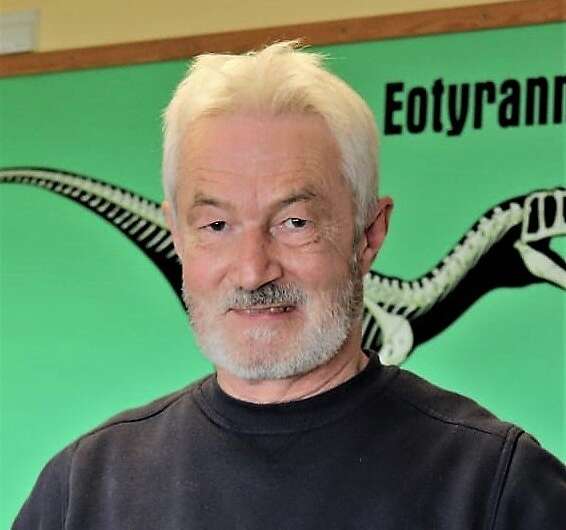 Nick Chase, znany przez naukowców jako „jeden z najbardziej utalentowanych brytyjskich łowców dinozaurów”, odkrył większość nowych kości spinozaurytów.