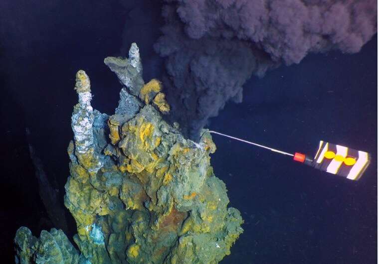 Off-axis high-temperature hydrothermal field discovered at the East Pacific Rise 9°54'N