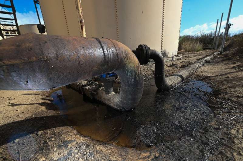 تسرب النفط من المعدات في حقل نفط بلاسيريتا ، في سانتا كلاريتا ، كاليفورنيا في 22 فبراير 2022 ، حيث يتم توصيل الكهرباء