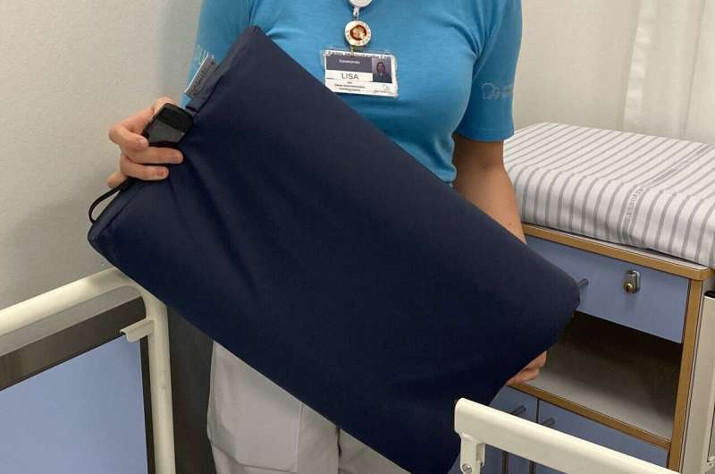 Patients waiting for urgent surgery in A&amp;E feel calmer and experience less pain if given a music pillow