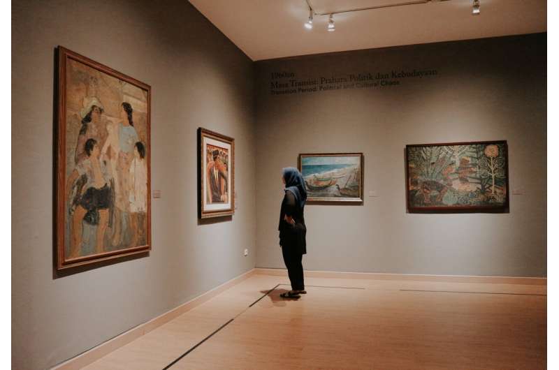 افراد در موزه هنر