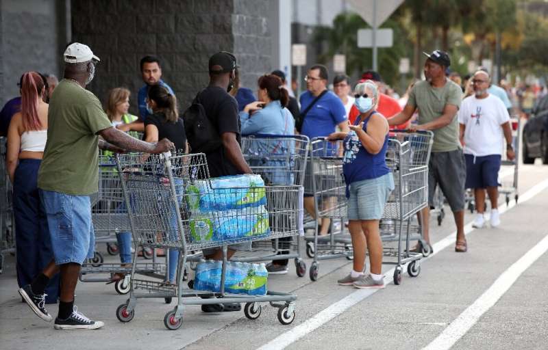 People in the US state of Florida prepare for the imminent arrival of Hurricane Ian