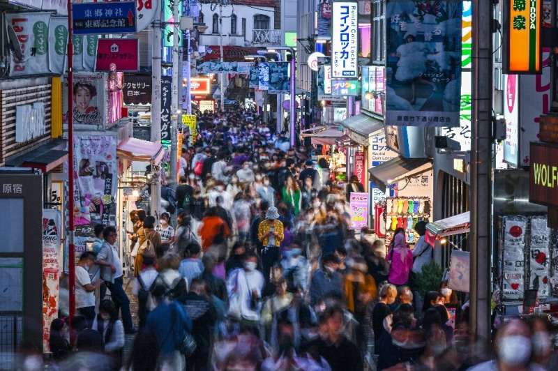 People walking on Takeshita street in the Harajuku area of ​​Tokyo, a popular shopping district