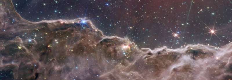 Quizás la imagen más bella sea la de los "Acantilados Cósmicos"  de la Nebulosa Carinal, un vivero estelar