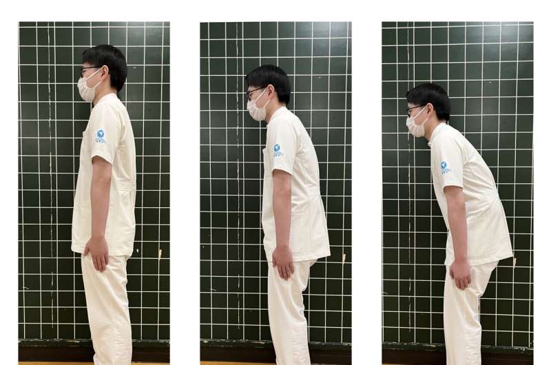 Posture assessed in health exam detects cognitive decline
