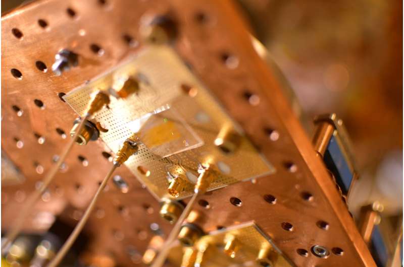 Researchers control and modulate acoustic waves on chip for the first time