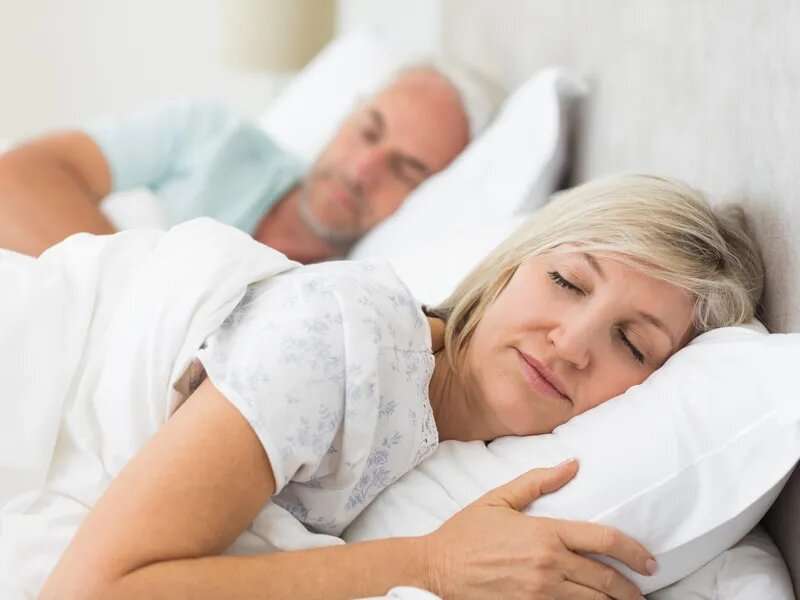 Singles or couples: who sleeps better?