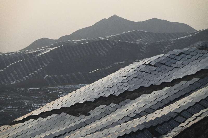 پنل های خورشیدی بر روی تپه ها در Zhangjiakou