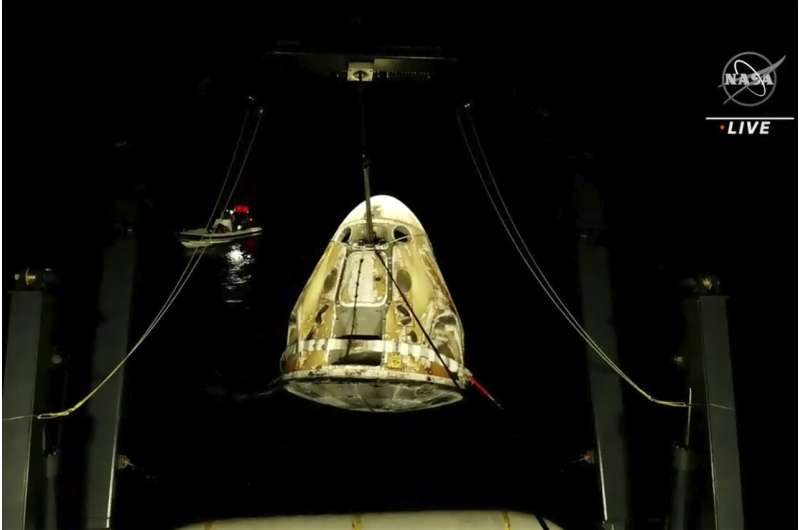 SpaceX đưa 4 phi hành gia về nhà, sau đó phóng 53 vệ tinh