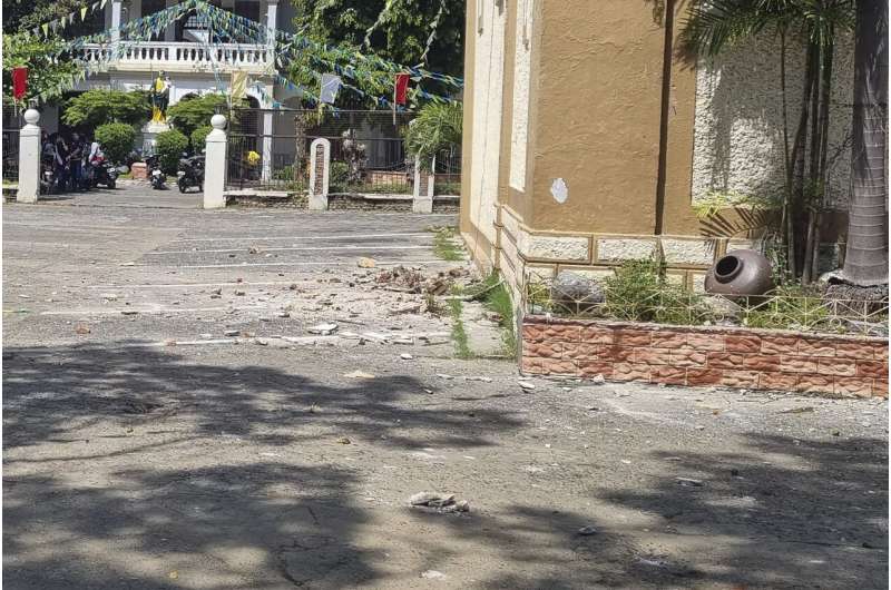 Strong quake kills 2, injures dozens in northern Philippines
