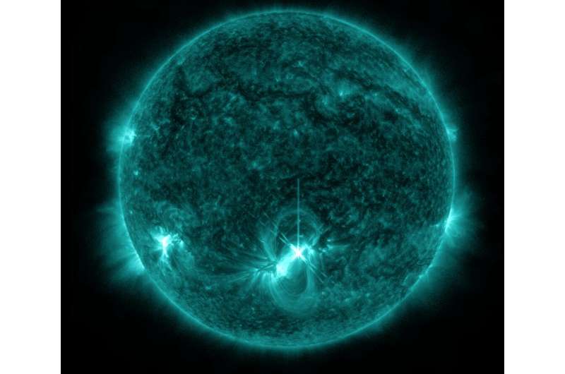 Strong solar flare erupts from sun