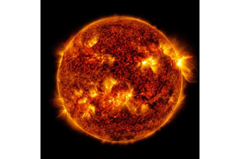 Strong solar flare erupts from sun