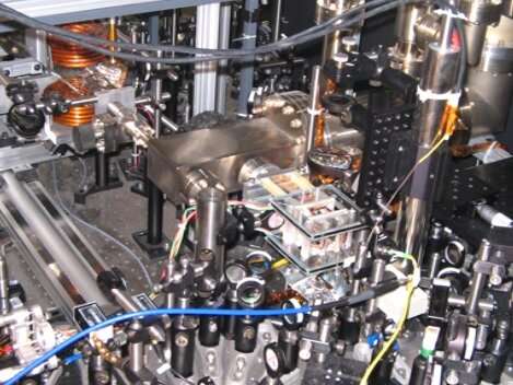 Un estudio introduce polaritones de onda de materia sin pérdidas en un sistema de red óptica