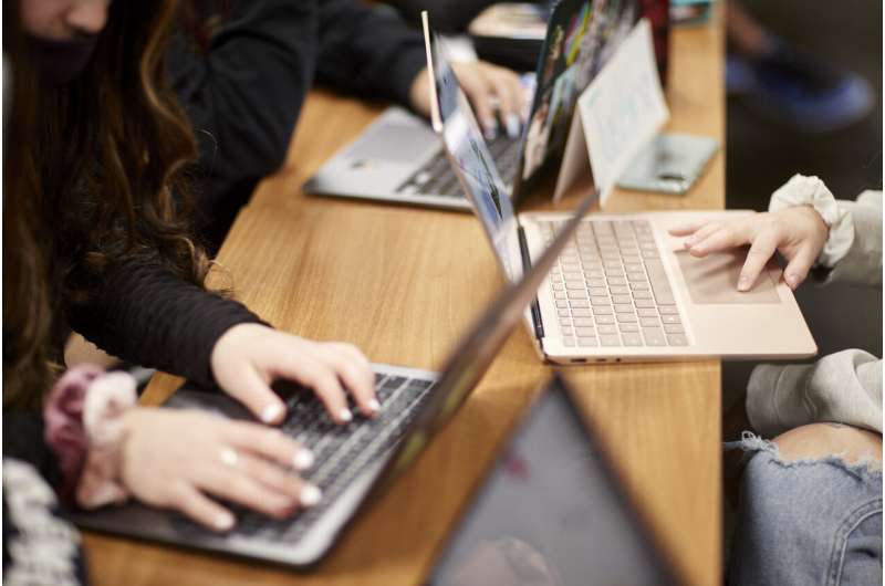 Study: Live chat boosts college women's class participation