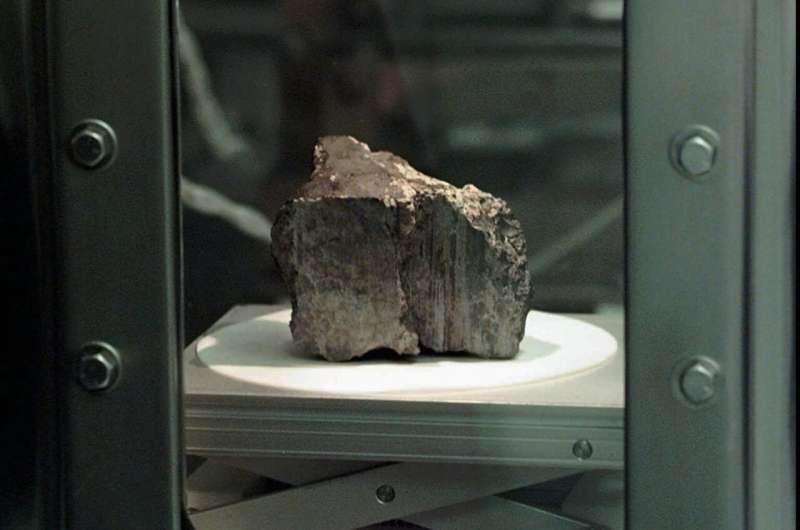 Study nixes Mars life in meteorite found in Antarctica