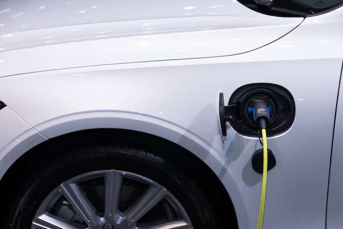 Study shows electric vehicles could be charged on the go via peer-to-peer system