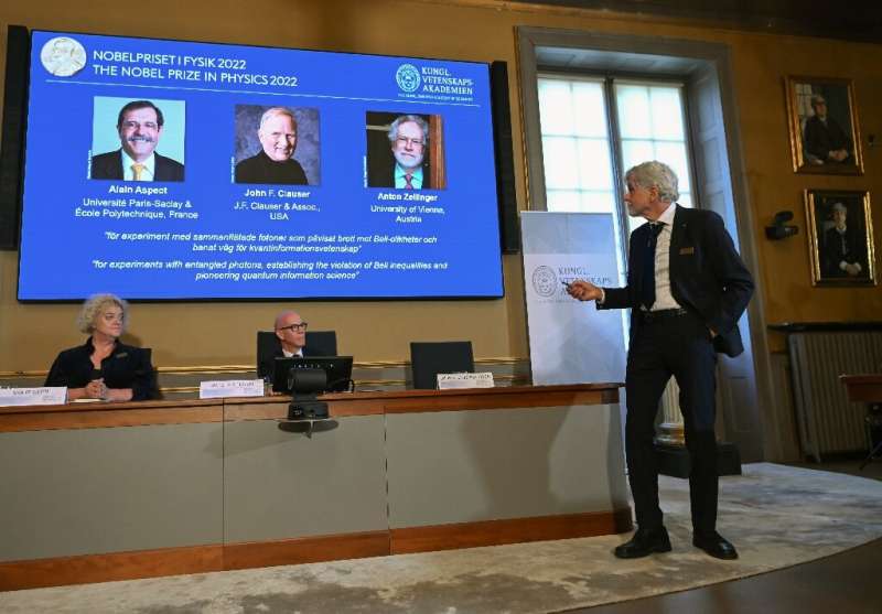 De winnaars van de Nobelprijs voor de Natuurkunde 2022, van links naar rechts te zien: de Franse experimentele natuurkundige Alain Aspect, Amerikaanse theoretische en