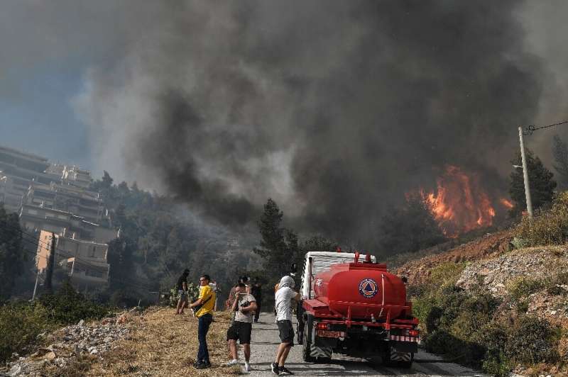 The fire led to the evacuation of five  neighbourhoods south of Athens