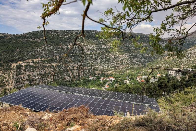 A aldeia libanesa nas montanhas de Tula tinha apenas três horas de eletricidade alimentada por gerador, mas agora, a energia solar ajuda a fornecer eletricidade