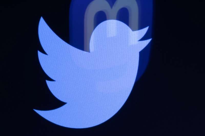 Les logos des réseaux sociaux Twitter et Mastodon se reflètent sur les écrans des smartphones