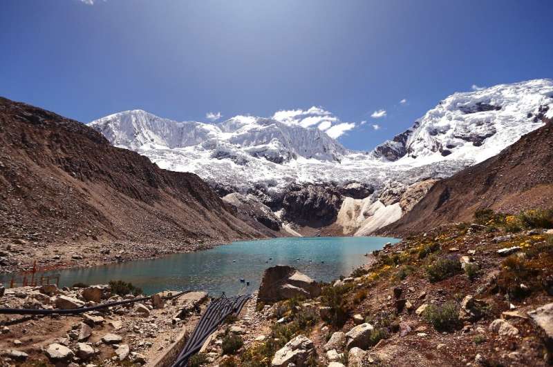 El lago Palcacocha, a 4650 metros sobre el nivel del mar, corre el riesgo de inundar el pueblo de Huaraz si se derrite el agua del glaciar.