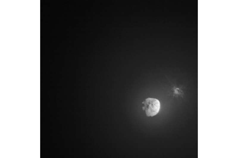 На этом рекламном снимке, полученном LICIACube Итальянского космического агентства, показано преднамеренное столкновение двойного астероида НАСА. 